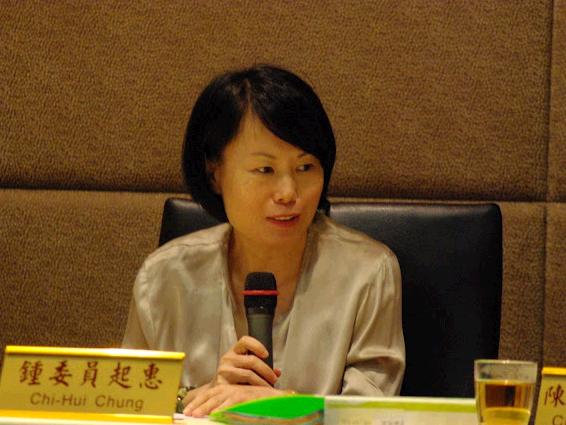 旺中媒體報導「黃國昌新聞事件」後續效應延燒，民間媒改團體所發起的「檢舉中天電視台違反衛星廣播電視法」連署檢舉活動，甫卸任的前NCC委員鍾起惠也參與連署。圖:林靖堂/攝。
