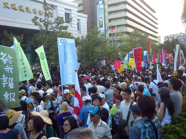 今（1）日下午舉行的「你好大、我不怕，反媒體壟斷大遊行」於4時30分抵達終點國家通訊傳播委員會（NCC），遊行在黑手那卡西等表演團體現場表演後和平結束。圖片來源：翻攝自網路