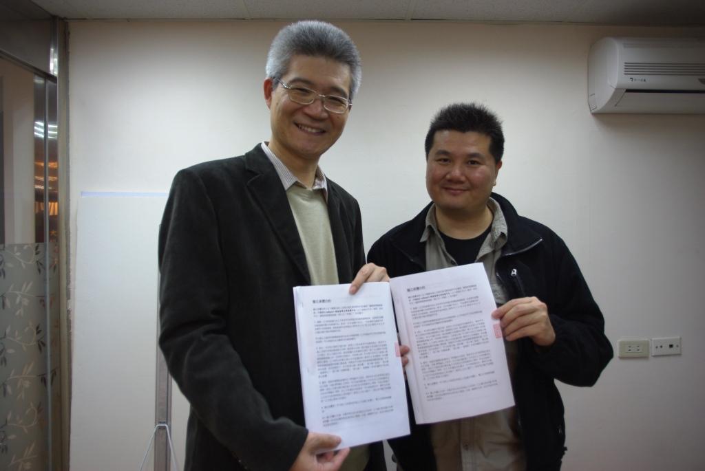 紀錄片導演李惠仁(右)10日正式捐出版稅4萬5千餘元，由weReport計畫主持人胡元輝代表接受。圖：林靖堂/攝