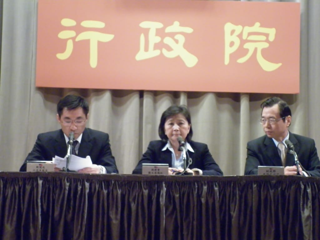 新聞局長江啟臣(圖中最右)3日在行政院會後報告「公視法」修正草案已經院會通過，將送立法院審議。圖片：謝莉慧攝