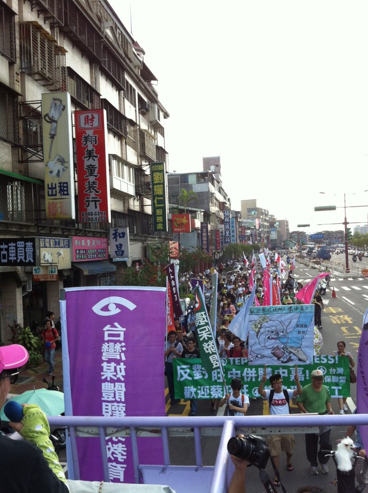 「你好大、我不怕，反媒體壟斷大遊行」今（1）日下午從中國時報大樓出發，參加人數超出主辦單位預期，將近有6千人以上參與遊行，人數還在增加當中，人群所組成的人龍綿延將近1公里長。圖片來源：楊宗興/攝