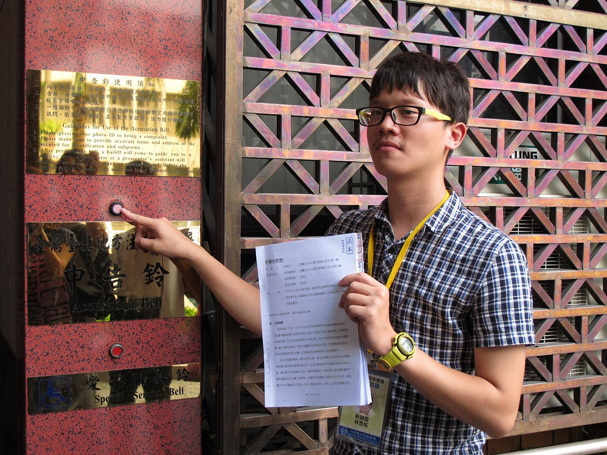 新頭殼記者林雨佑27日前往台北地檢署提告新北警方。圖：林朝億/攝