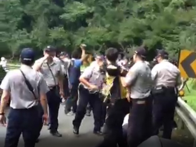新頭殼記者林雨佑採訪民眾在烏來新烏路阻擋中國國台辦主任張志軍新聞時，遭到多位警察以拉扯阻擋。圖：影片截圖