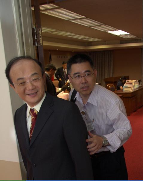 立法院臨時會今(24)日審議國家通訊傳播委員會(NCC)新任委員人事案，最後經朝野協商，兩黨同意以民進黨對4位NCC委員候選人的不適任建議，納入審查報告交付院會表決。會議結束時，石世豪輕鬆步出會場。圖:宋小海/攝。