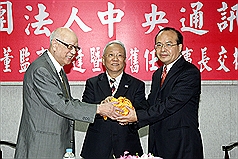 財團法人中央通訊社1日在政務委員曾志朗（中）監交下舉行新舊任董事長交接，由資深媒體人陳國祥（右）接任董事長，左為卸任董事長洪健昭。圖片來源：中央社