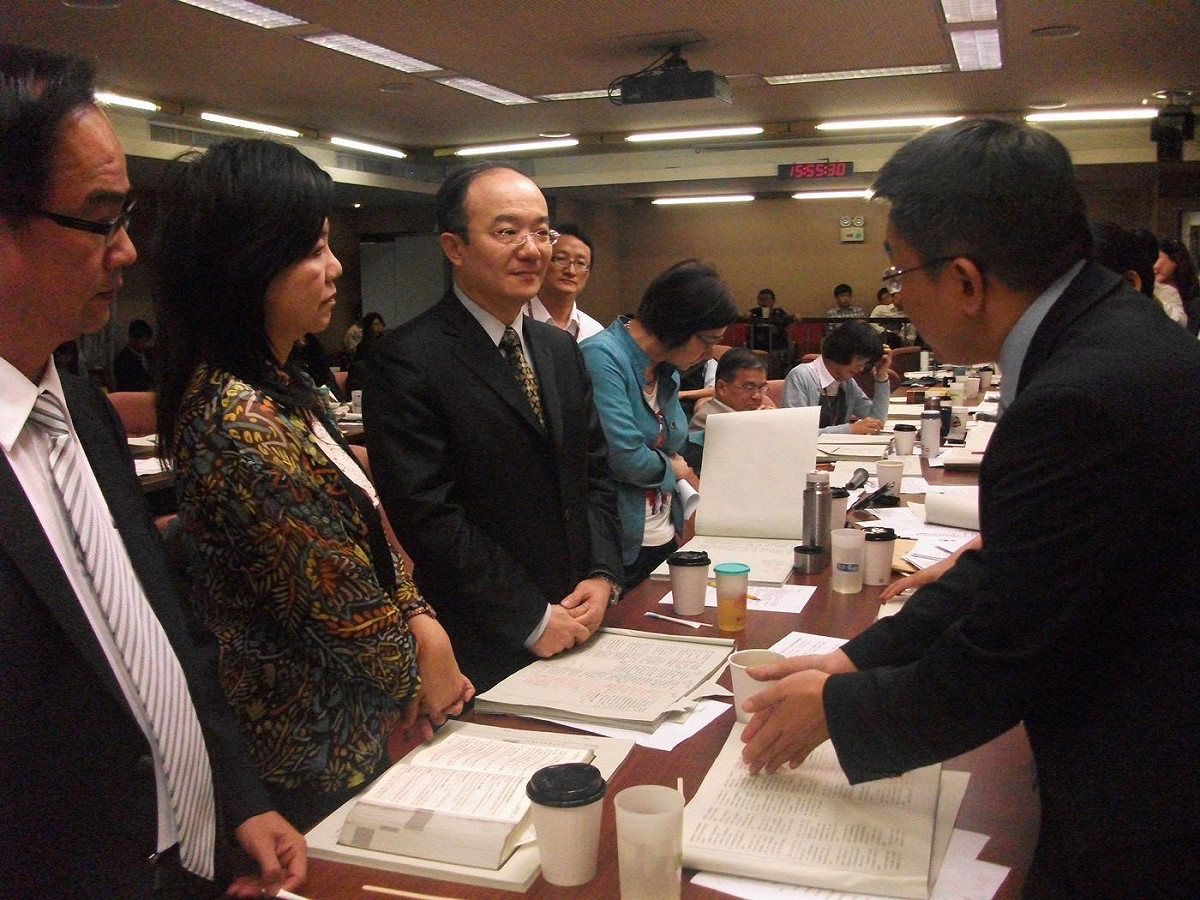 立法院交通委員會今（29）日進行「媒體壟斷防制與多元維護法」草案逐條審查，經過了1整天的審查，朝野立委決定採用「市占率」做為考量媒體規模的標準。圖：涂鉅旻/攝