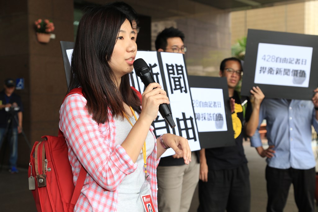 風傳媒記者葉瑜娟則說，日前她採訪國道收費員前往行政院長毛治國住所抗議現場時，遭便衣警察以「保護記者」為由，強行將她和另一位記者從4樓拽到1樓，導致她右手小指挫傷、流血破皮。圖：劉奕霆/攝