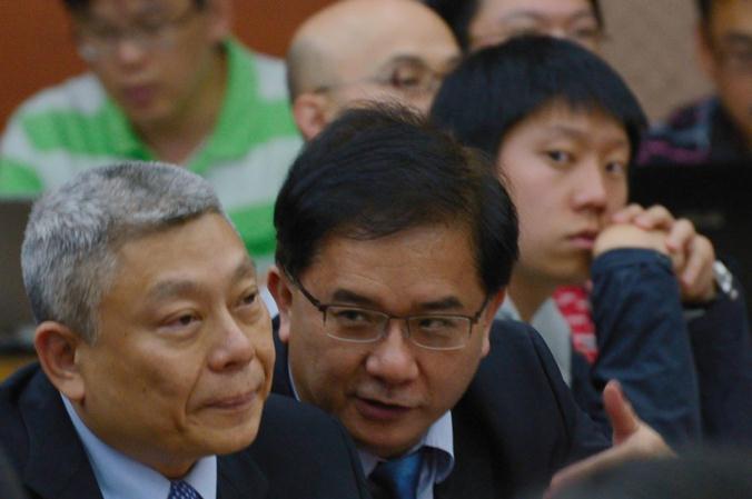 中國時報總編輯張景為於5月7日出席NCC公聽會時，與集團總裁蔡衍明低頭談話。圖；目擊者雜誌記者宋小海提供。
