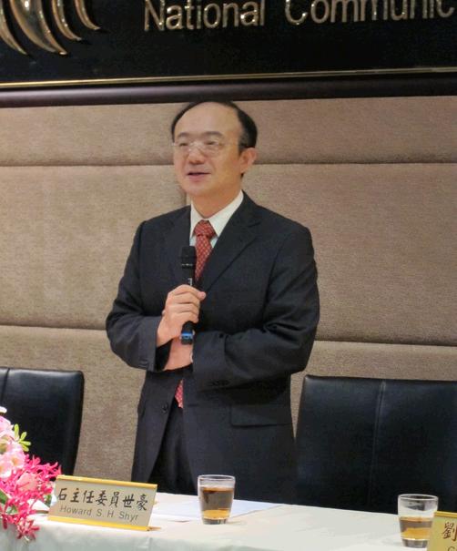 針對今(1)天一早，NGO工作者前往NCC，要求調查中天是否有新聞造假之疑。NCC新任主委石世豪在傍晚的記者會上表示，NCC仍將依法行政，循現行的法規做處理。石世豪同時也對NGO團體前來表達訴求的行動，表示「感動」。圖:謝仁烜/攝。