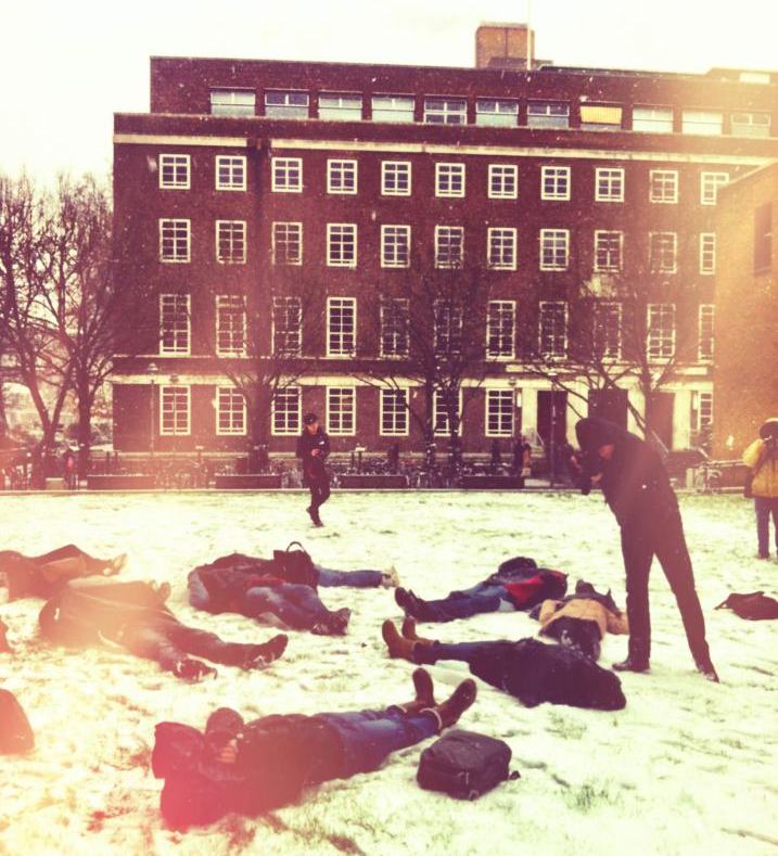 留學英國台灣學生日前在倫敦大學亞非學院廣場演出藝術行動劇，表達對台灣新聞自由瀕臨死亡的憂心。圖片來源：賴慧玲攝影。