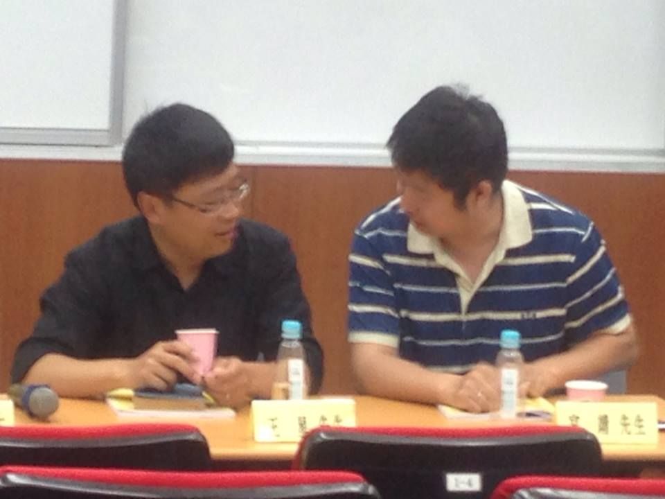 卓越新聞獎基金會今（31）日舉辦「2013亞洲華文新聞獎得主論壇」，來自中國的財新傳媒《心世紀》周刊高級記者、編輯宮靖，與中國《南方都市報》時事新聞中心首席記者王星不約而同地談及中國媒體自由議題。圖：汪彥成/攝