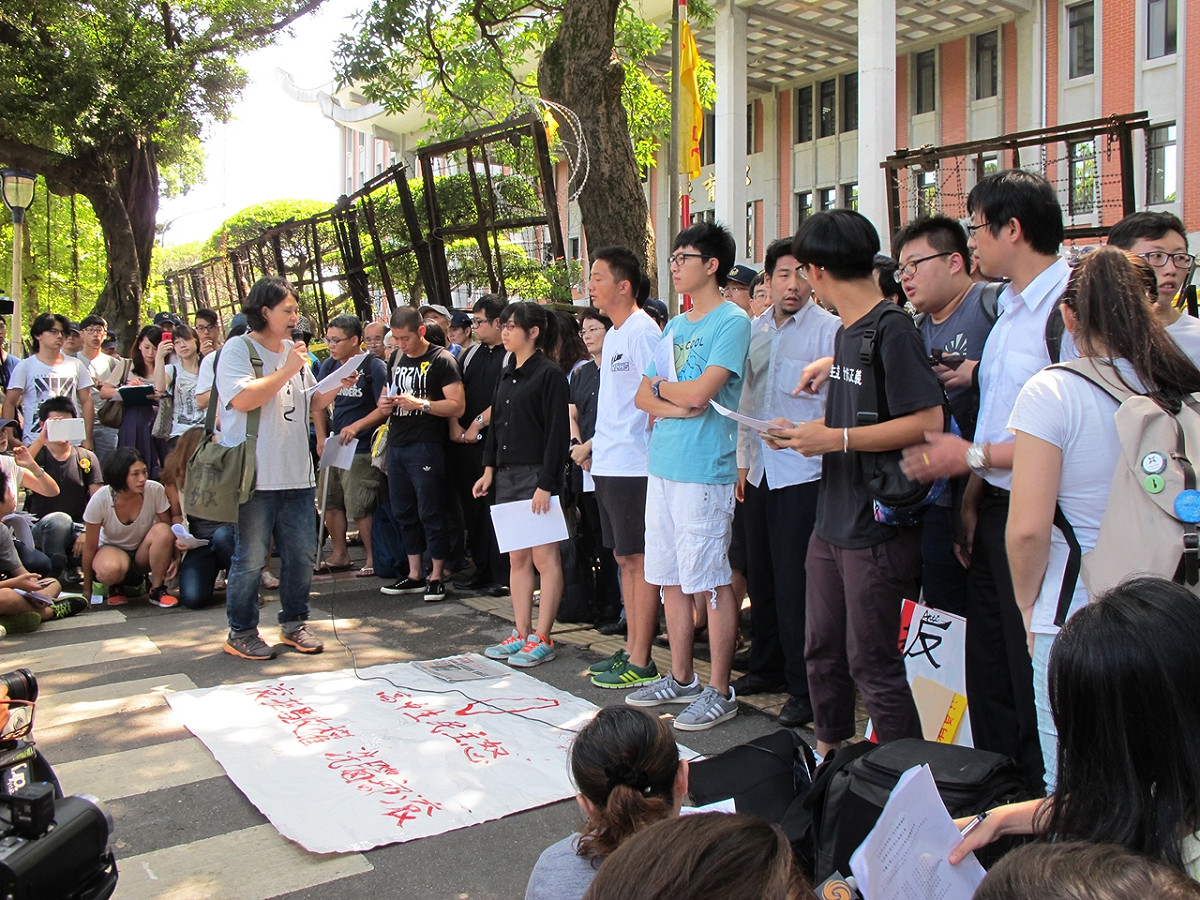 警方大規模逮捕闖入教育部學生及採訪記者，引發民間團體痛批。圖：林朝億/攝