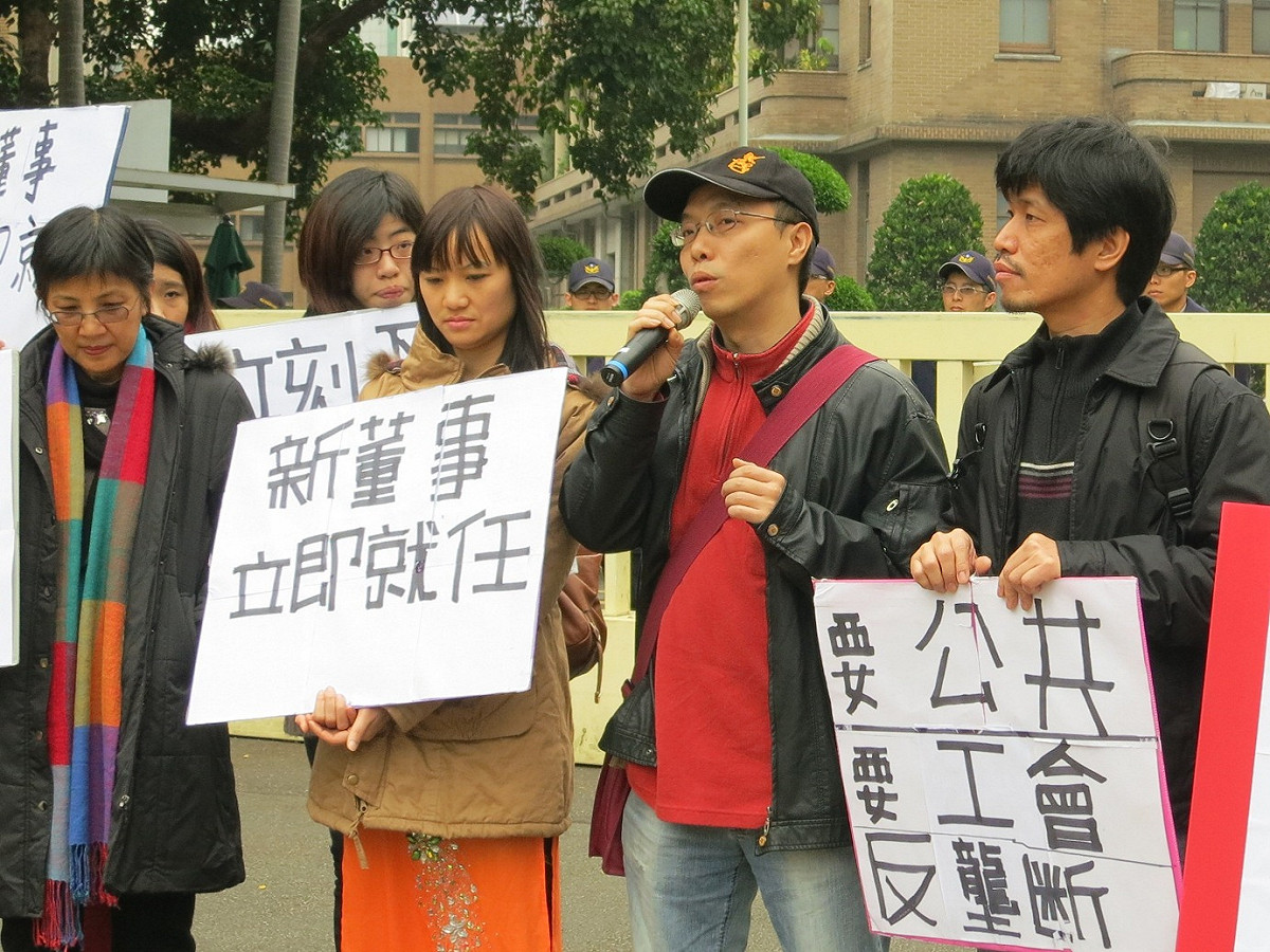 四方報總編輯張正與越南新娘阮舒婷25日希望台灣公共電視可以提供新移民媒體近用機會。圖：林朝億/攝
