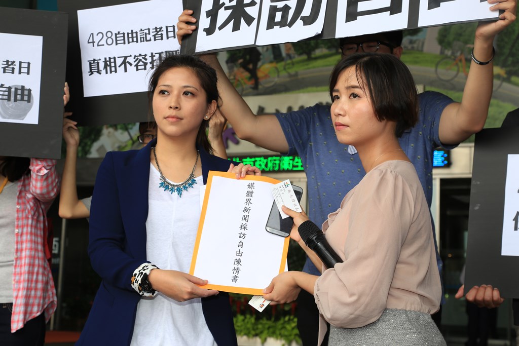 台北市府觀傳局派代表接下陳情書，並承諾會轉交給市警局做後續處理。圖：劉奕霆/攝
