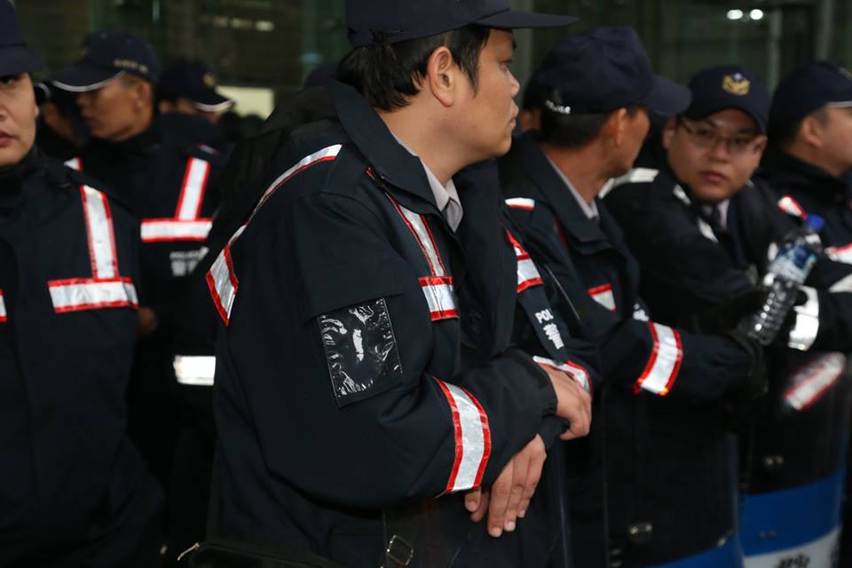 柯文哲雖說警察於抗爭場合會著制服執勤，但實際上警察常常會刻意把警徽編號給取下，讓民眾無法辨識身份。圖為國道收費員自救會1/28到交通部抗議情形。圖：新頭殼資料照片