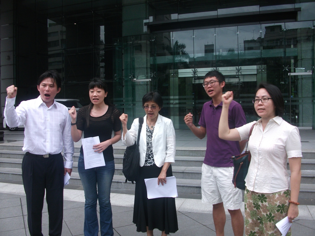 媒改團體今（12）日上午齊聚交通部與NCC大樓前，抗議國民黨安排立法院臨時會優先法案時，未將日前送出交通委員會的《媒體壟斷防制與多元維護法》草案排入議程。圖：涂鉅旻/攝
