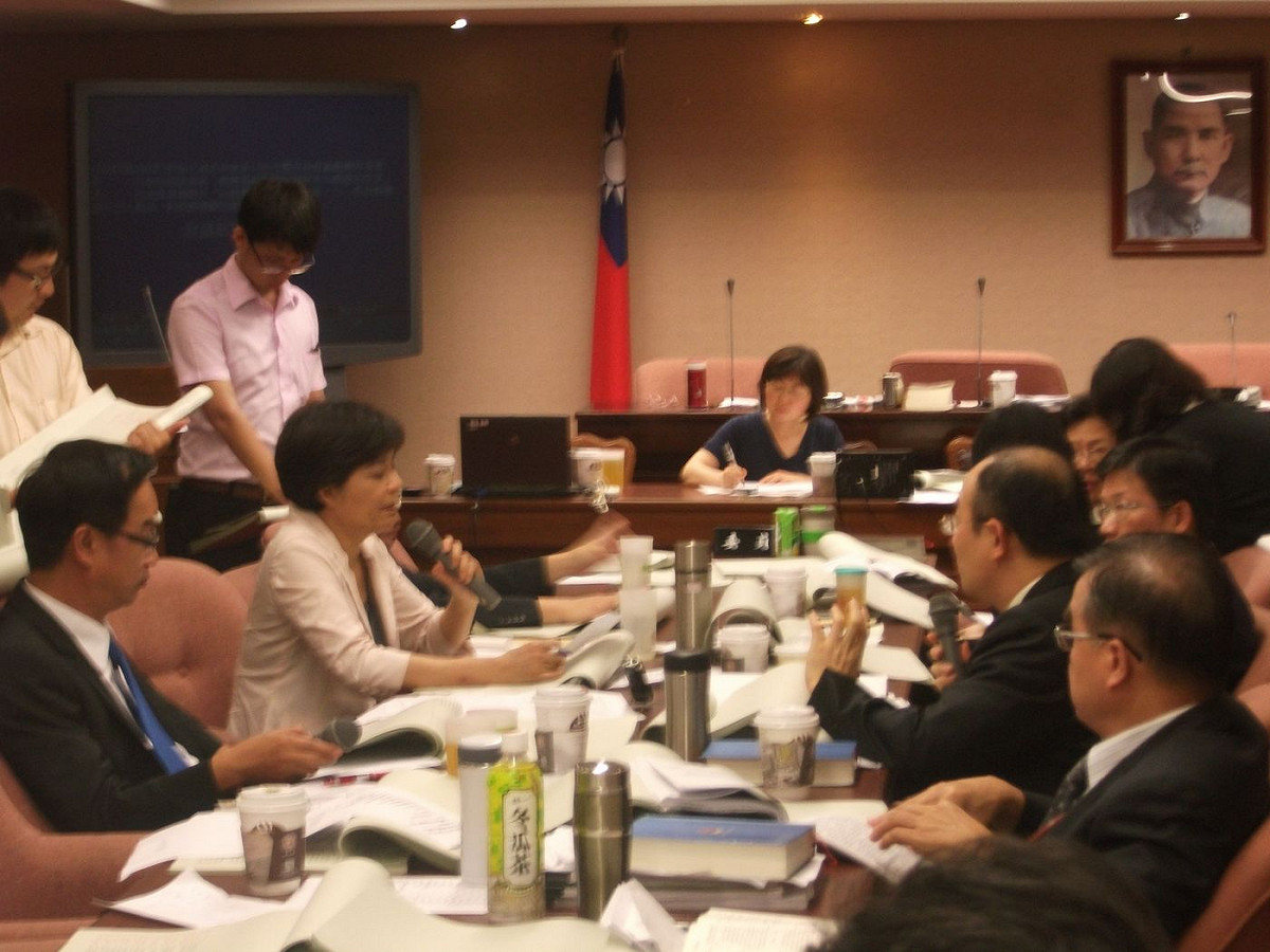 立法院交通委員會今（30）日繼續逐條審查「媒體壟斷防制與多元維護法」草案，在朝野立委和相關部會官員的討論下，決定刪除NCC訂定的各種媒體整合的「紅線」標準。圖：涂鉅旻/攝