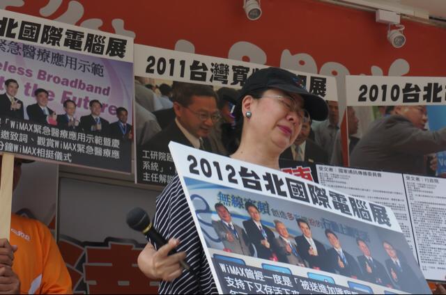 行動寬頻促進會代表何薇玲在台上發言時幾度哽咽，躲在看板後拭淚。何薇玲深痛表示，「請政府遵守誠信，遵守諾言」。 圖2之2：張容瑄/攝
