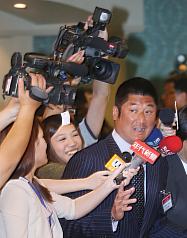 中國信託慈善基金會董事長辜仲諒（右）17日在中國信託總行，出席「三三會101年度10月份例行會議」，遭媒體包圍詢問關於接手壹傳媒的消息。圖:中央社