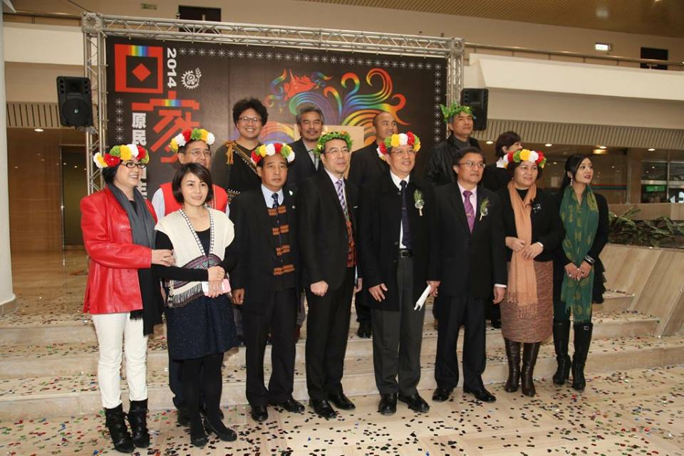 原民台董事長周惠民（前左四）、台長馬耀比吼（後左一）、原民會主委林江義（前左五）、多位原住民籍立委及張泰山（後左三）、林慶台（後左二）等多位原住民知名人士慶祝新原民台成立。圖：林雨佑/攝