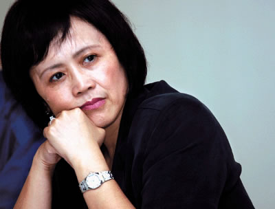 胡舒立以洞察新聞的邊界聞名，她在任《財經》雜誌十一年，尖銳地挑戰中國新聞監管體制，當其他記者噤聲或被拘捕，她依然留在主編的位置上，美國《商業周刊》稱她「中國最危險的女人」。圖：翻攝新華網