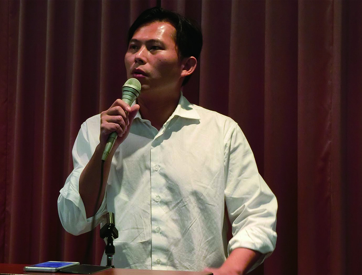 時代力量候選人黃國昌接受現場公民記者提問，場面熱烈。楊淳卉/攝