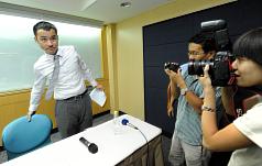 大法官釋憲對社會秩序維護法「無正當理由跟追他人」可處罰鍰的規定，做出合憲解釋。聲請人、蘋果日報記者王煒博（左）29日與律師舉行記者會，表示遺憾。圖片來源:中央社