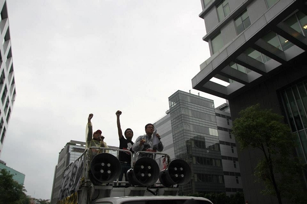 壹傳媒集團4工會今(17)日下午舉行「我要蘋果，不要黑手」封街行動，要求壹傳媒集團主席黎智英道歉，並要求新資方立即與工會簽訂編輯室公約保障新聞自主。圖片來源：翻攝自蘋果日報工會臉書