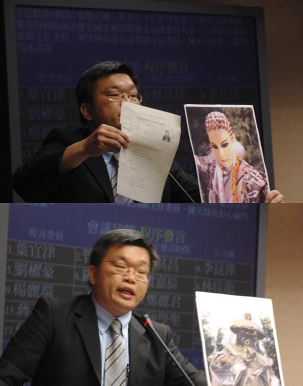 立院交通委員會於今(28)審查NCC委員人事案。由於陳元玲為提供基本資料再引爭議，綠委蔡其昌以布袋戲角色一頁書與藏鏡人比喻陳元玲的神秘。圖為民進黨立委蔡其昌。圖:林靖堂/攝。