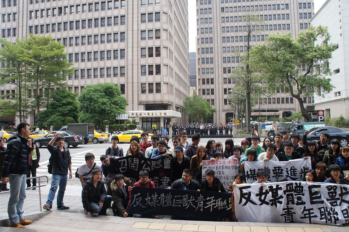 反媒體巨獸青年聯盟今（3）日上午赴立法院前陳情，要求立院各黨團盡速通過可行、有效的反媒體壟斷專法，勿杯葛立法進程。圖：汪彥成/攝
