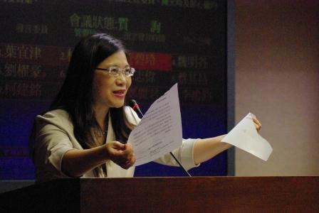 立法院今（24）日召開交通、教育及文化委員會第3次聯席會議，審查NCC委員名單，立委管碧玲上台質詢時，當場撕毀清華大學所提僅有一頁的報告，她表示，該報告涉及實質審查內容的僅有37個字，就內容而言，也無法保證彭心儀學術倫理可信。，圖：林靖堂/攝。