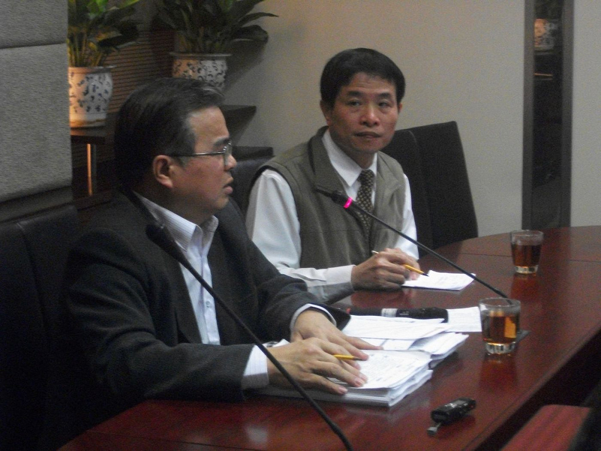 NCC法律事務處處長謝煥乾於今（10）晚臨時召開記者會表示，民進黨團修法版本草率，部分條款則有些嚴苛，恐造成媒體產業界的衝擊，NCC為此表示遺憾、無奈。圖：涂鉅旻/攝