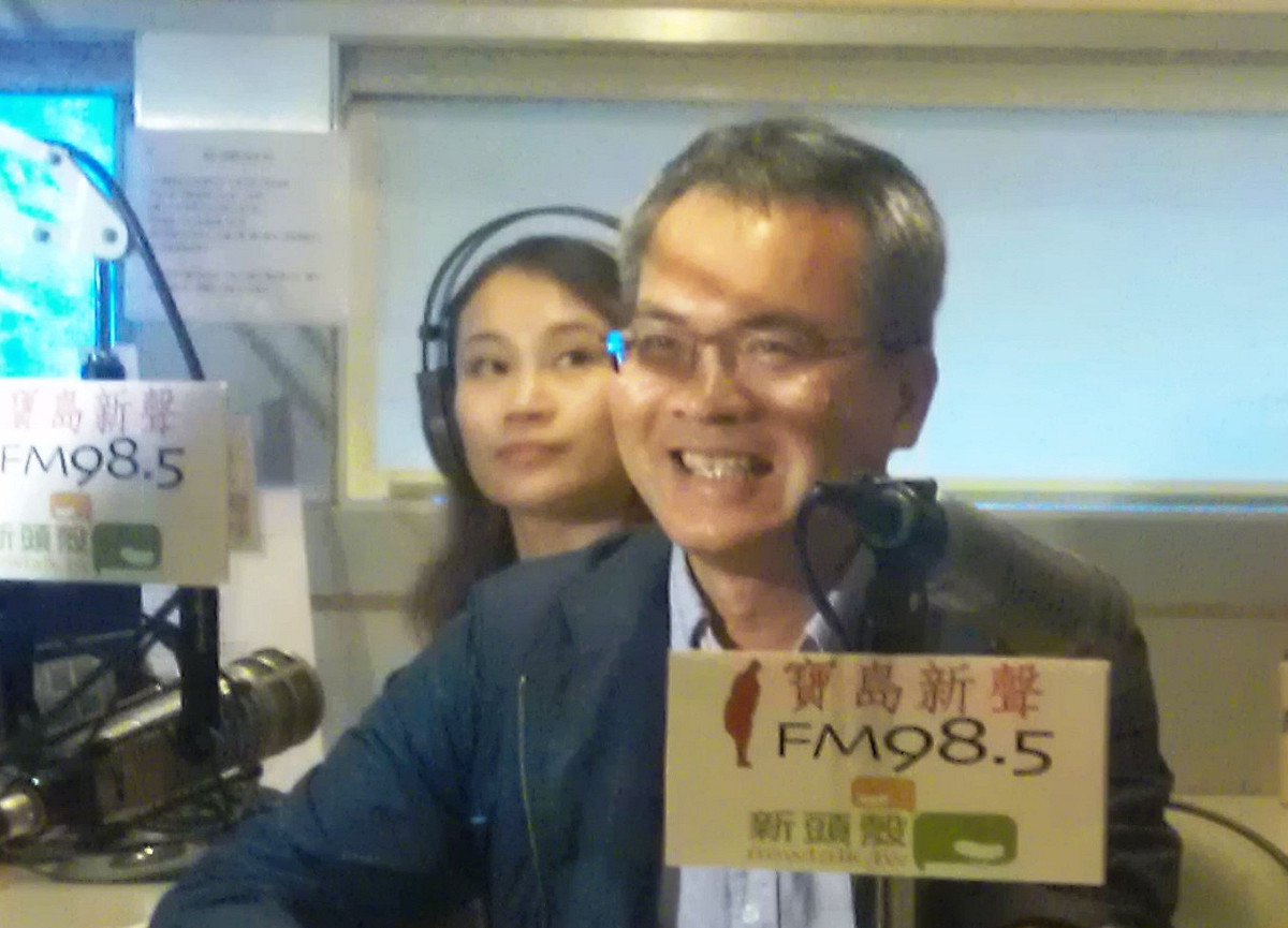 因中國因素而離開三立大話新聞的節目主持人鄭弘儀，除了持續主持「新聞挖挖挖」以外，目前也在寶島新聲電台(98.5)晚間六點主持節目。圖片來源:莊豐嘉攝