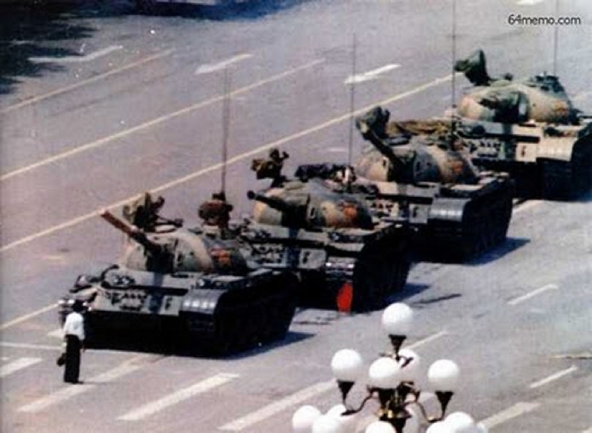 1989年六四天安門事件中，一名被稱為「王维林」的年輕人以自身肉體試圖阻擋坦克車前進。圖片來源：擷取自網路http://4.bp.blogspot.com/_lbC2etnZ0UA/S4XtBCBQKuI/AAAAAAAAJoY/Xv7-XX38HL8/s400/tankWWL.jpg