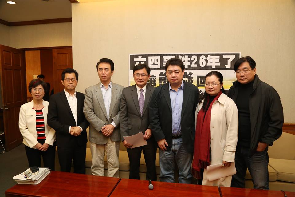 田秋菫（右二）、尤美女（左一）、陳學聖（左三）等5名藍綠立委、台灣關懷中國人權聯盟理事長楊憲宏（右一）也到場表示，馬英九和朱立倫應向中國政府出聲。圖：林雨佑/攝