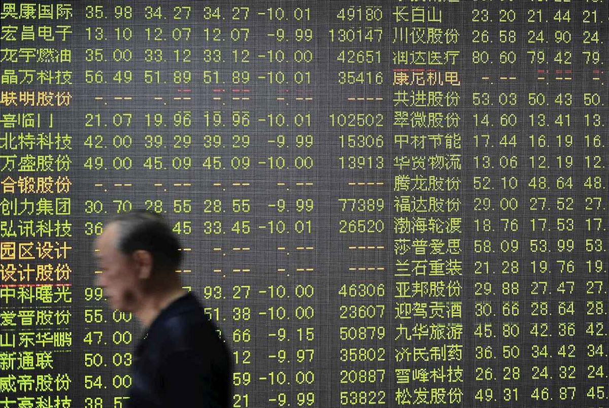 中國滬、深2股市25日又出現千股跌停的慘狀。 圖：達志影像/路透社資料照片