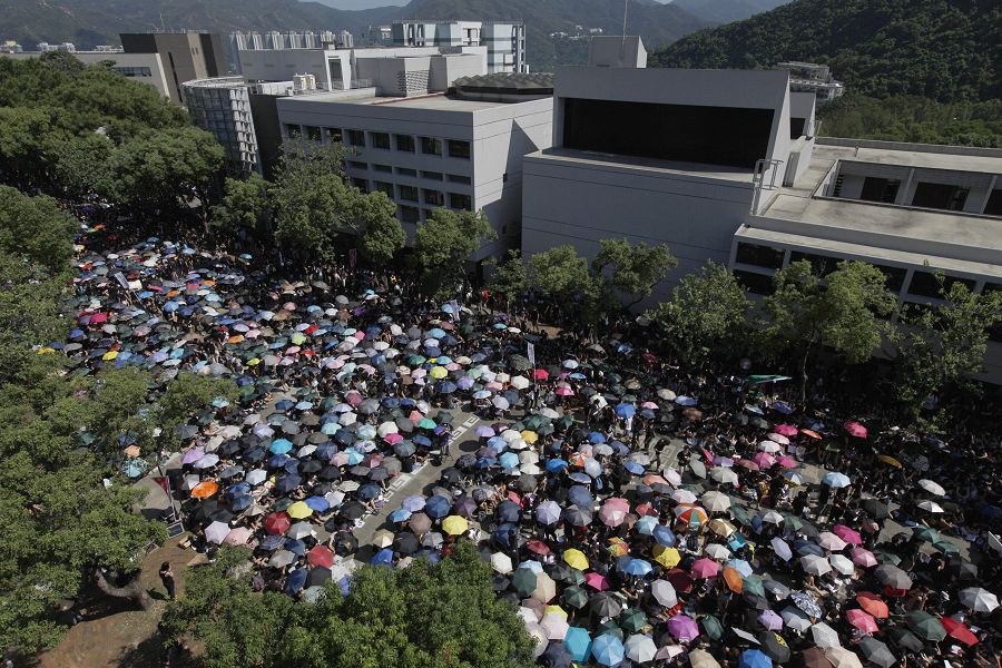學聯稱有5000大專生前往中大百萬大道參與罷課，因天氣炎熱，現場傘花朵朵。圖片來源：達志影像/路透社。