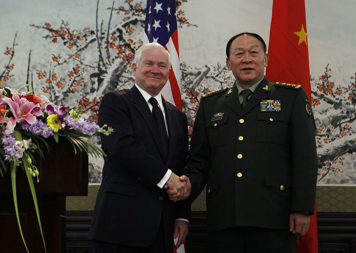美國國防部長蓋茨（Robert Gates）今（10）日和中國國防部長梁光烈（右）會面。圖片來源：達志影像/路透社。