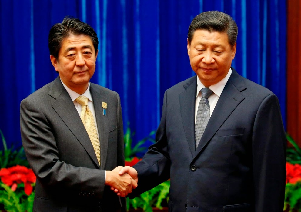 日本通過《新安保法》，讓中日關係緊張。中國國家主席習近平（右）以臭臉面對日本戰後最強勢的首相安倍晉三，希望激發國內的民族主義情緒。圖片來源：達志影像/路透社資料照片
