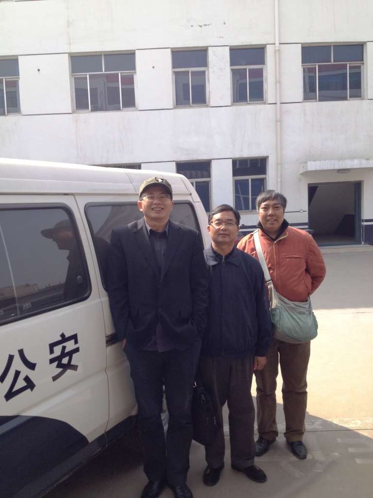 公祭發起人于世文被傳訊釋放後，與公祭參與者在正定縣公安局大樓外合影，右起：于世文，郇建生、馬中飛。圖片來源：中國網友