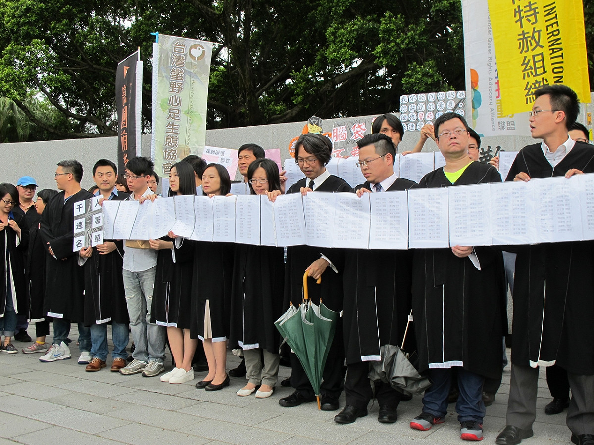 數十名台灣律師20日以反穿律師袍方式抗議中國政府打壓、逮捕維權律師。圖：林朝億/攝