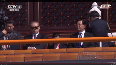 中共前總書記江澤民（左2）坐在中共總書記習近平（左）旁邊。中共前總書記胡錦濤（前右）坐在江澤民旁邊。圖：中央社