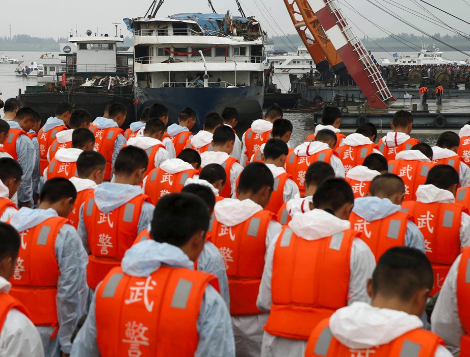 「東方之星」長江翻沉事件7日已是罹難者的頭七，但截至上午11時止，仍有11人失蹤，至今遇難人數增至431人。圖片來源：達志影像/路透社