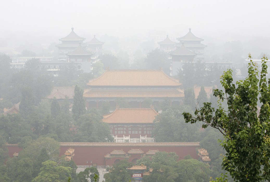 中國城市空氣品質還待努力，圖為北京的塵霾之苦。(圖片來源:達志影像/路透社。)