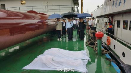 中國國務院總理李克強3日率領隨行官員，在大雨中向2具遇難者遺體鞠躬。圖：翻攝自央視微博