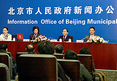 北京市政府6日舉行記者會，新聞辦公室主任王惠 (左2)指出，思安求穩是中國民眾的共同心願，在中國想炒
起事端是痴心妄想。圖片來源：中央社