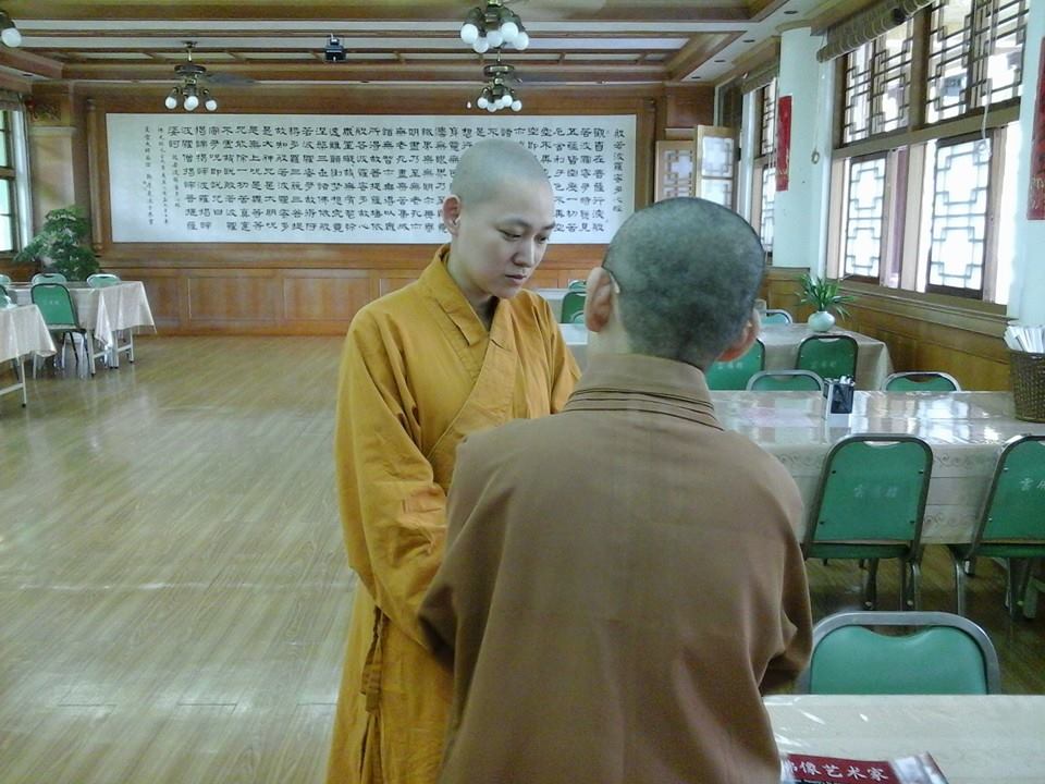 中國佛教知名改革派聖觀法師2個月前突然在武漢遭逮捕，弟子果實法師上週三(16日)來台尋求協助，今(26)日前往高雄佛光山寺拜見星雲法師，卻遭行政人員推諉拒絕。圖：翻攝自邱玉琦臉書。