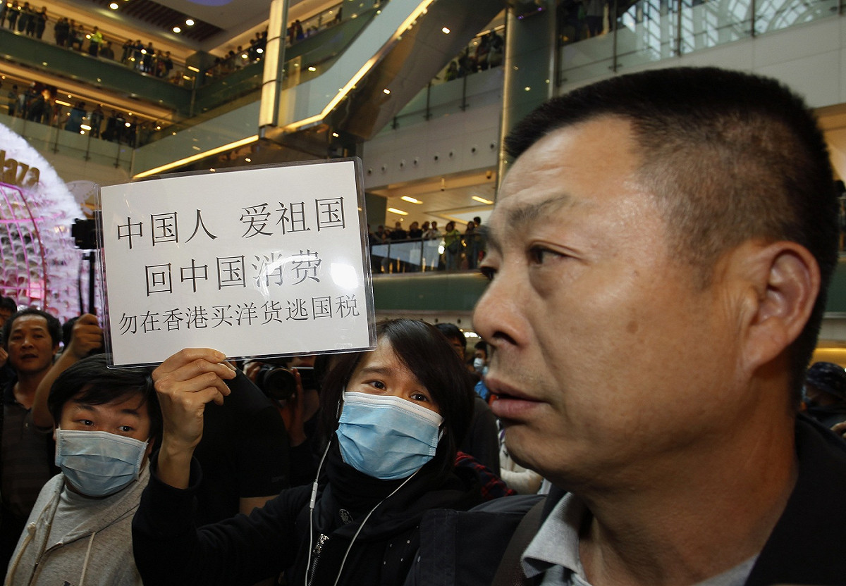 香港民眾抗議中國人到香港大量掃貨。圖片來源：達志影像/路透社資料照片
