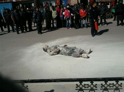 中國又發生一起藏人自焚事件，圖為四川格爾登寺僧侶彭措(Rigzin Phuntsog)公開自焚，21歲的彭措是今年第一起自焚案。圖片還源：翻攝自「自由西藏」官方網站
