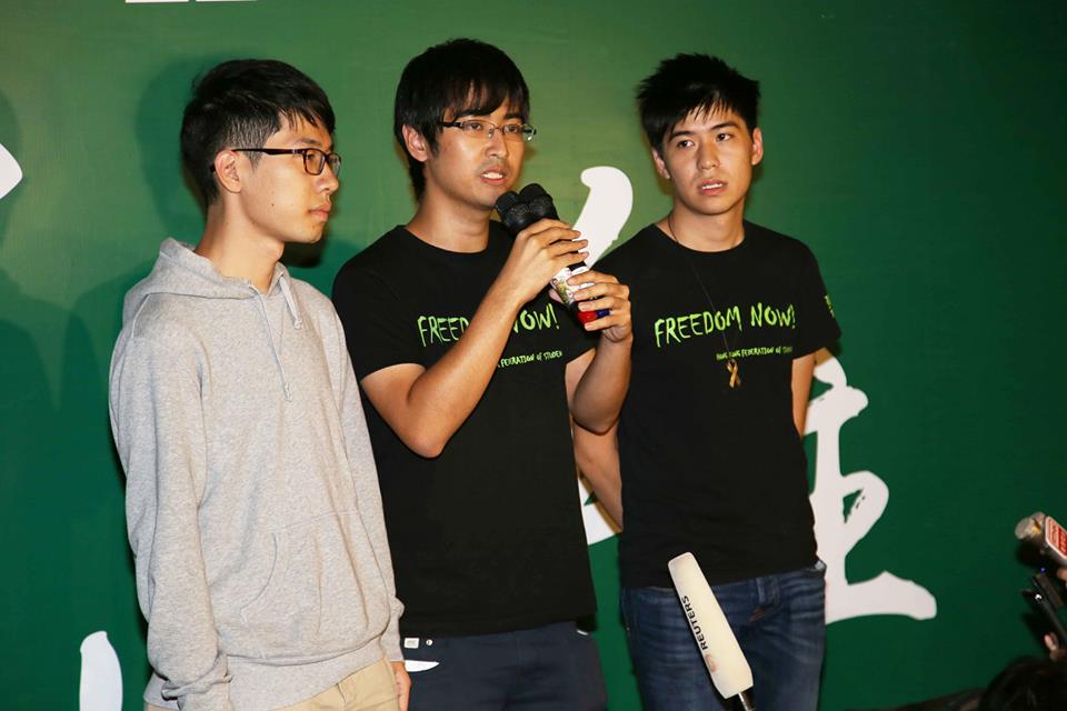香港大學學生近日投票通過學生會脫離學聯。圖為學聯秘書長周永康（左二）於佔中期間召開記者會情形。圖：新頭殼資料照片